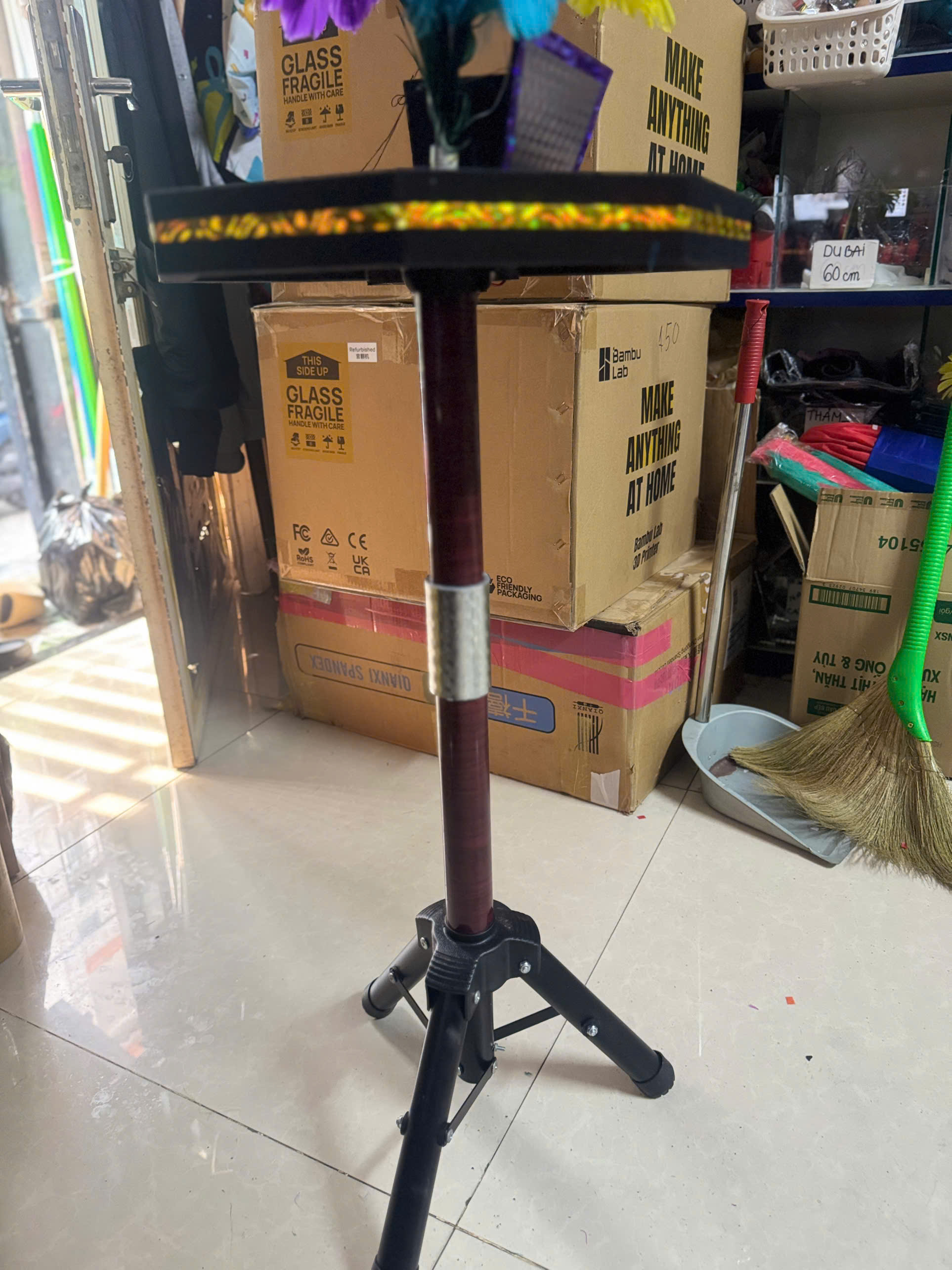 Table disappears flower pot + shoots fire - ảnh 2