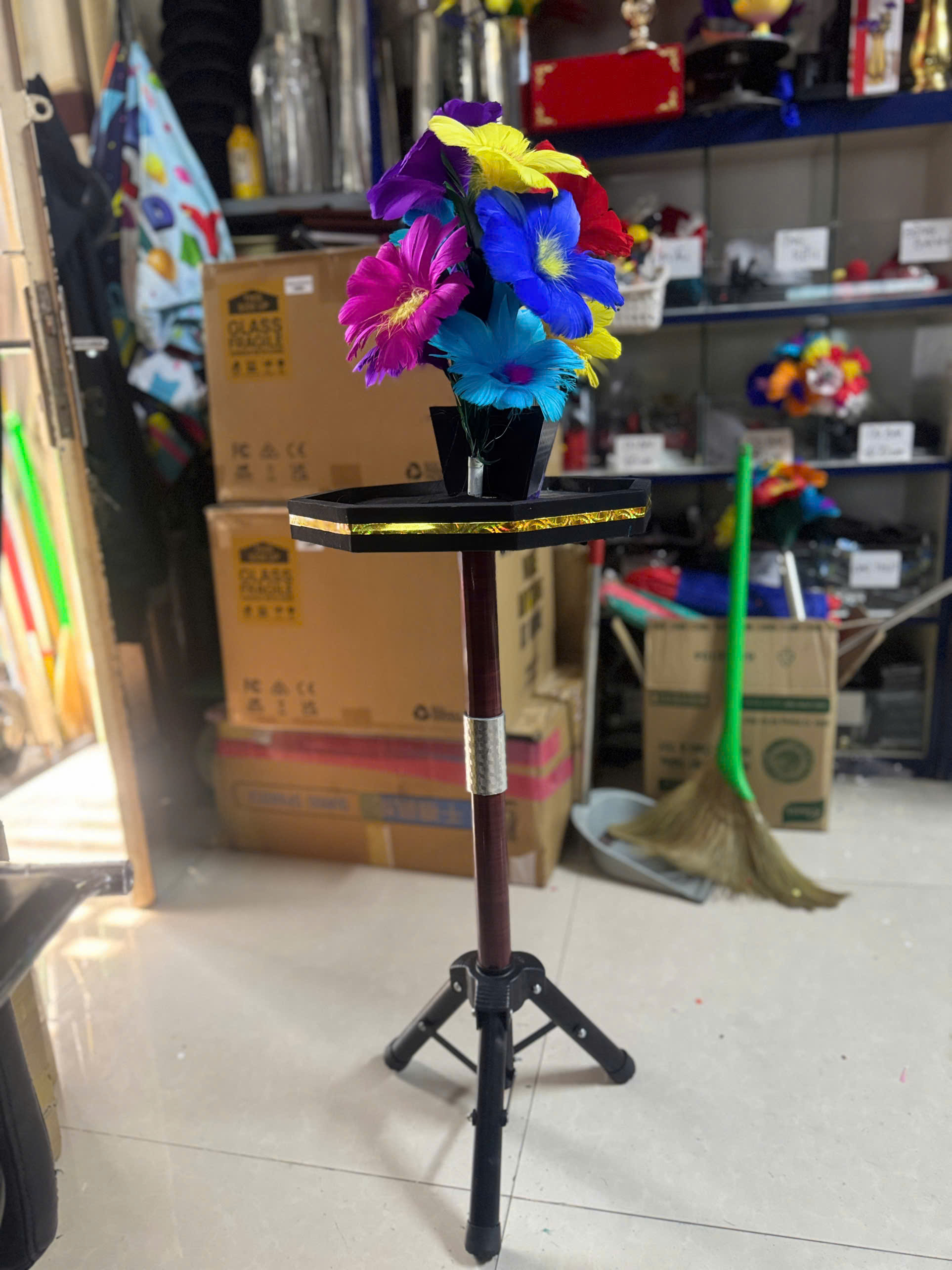 Table disappears flower pot + shoots fire - ảnh 3