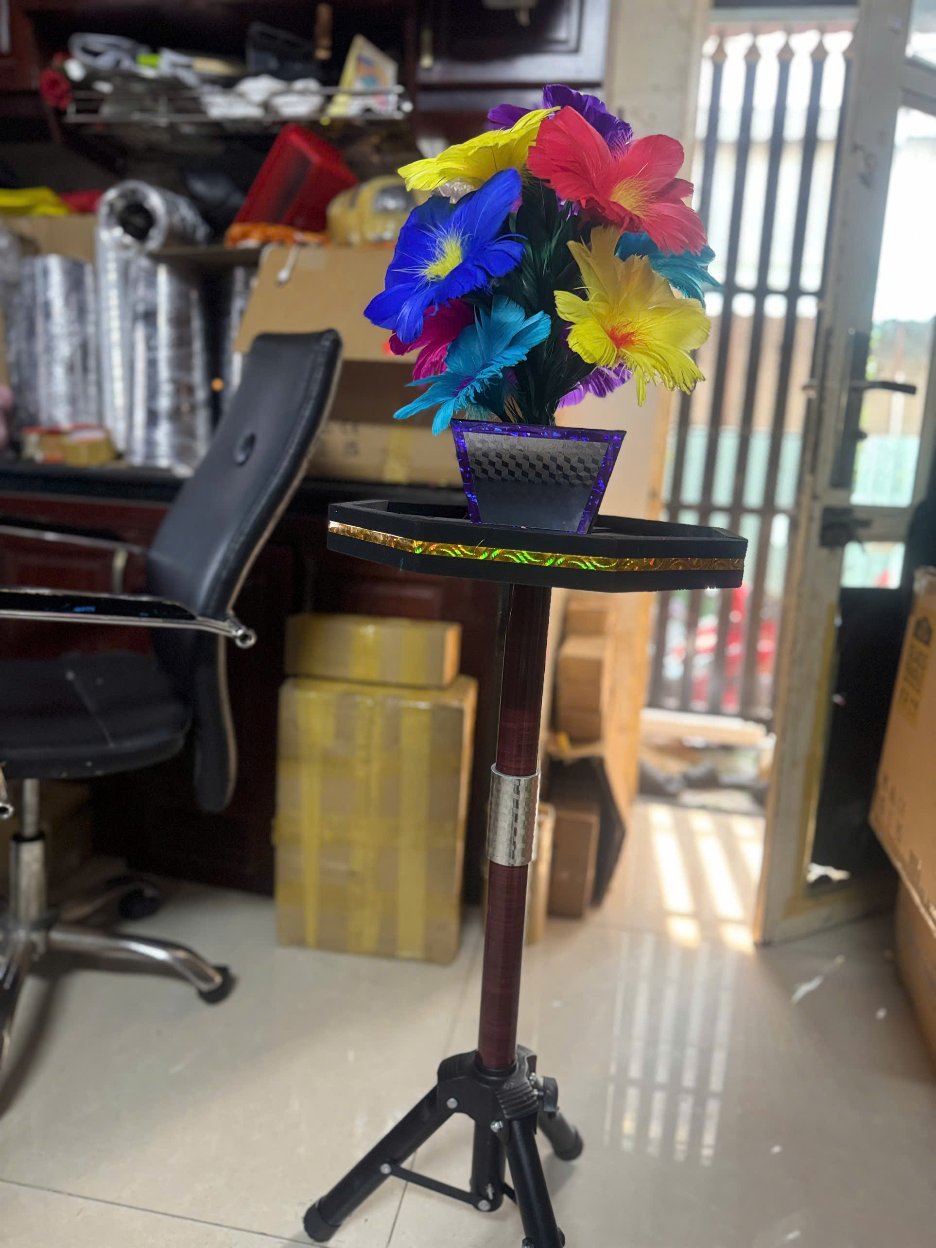 Table disappears flower pot + shoots fire - ảnh 5